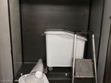 des toilettes et une poubelle dans un coin de la pièce