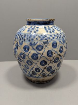 un vase bleu et blanc posé sur une table