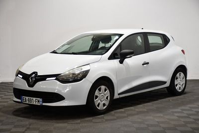 la voiture blanche est garée sur le sol à carreaux d'une pièce