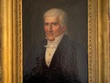 portrait d'un homme en manteau noir et chemise blanche