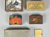Plusieurs types de boîtes sont disposés sur une surface blanche