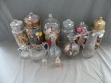 de nombreux vases et bocaux en verre posés sur une table