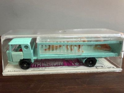 un camion miniature dans une boîte transparente