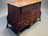 une petite commode avec un plateau en marbre