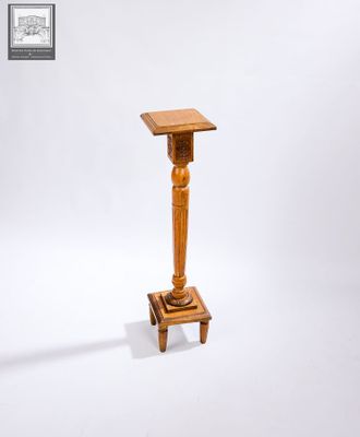 une petite table en bois avec un plateau et un piètement en bois