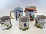 quatre tasses à café posées les unes à côté des autres sur une table blanche