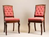 deux chaises avec un revêtement rose, un revêtement rose, un revêtement rose, un revêtement rose, un revêtement rose, un revêtement rose, un revêtement rose, un revêtement rose, un revêtement rose