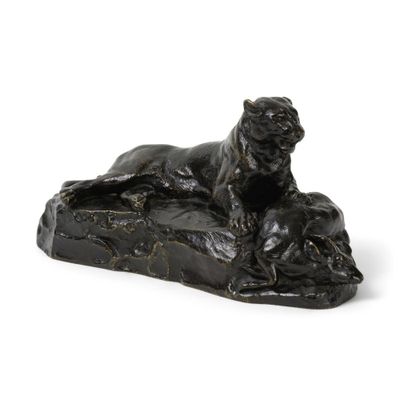 statue représentant un chien et un chat posés sur un rocher, sur fond blanc