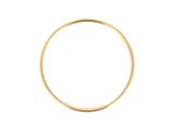 gros plan d'une bague en or sur fond blanc