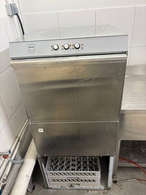 un lave-vaisselle en acier inoxydable dans un coin de la cuisine