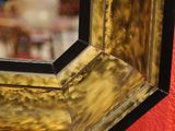 une photo d'un miroir accroché à un mur rouge