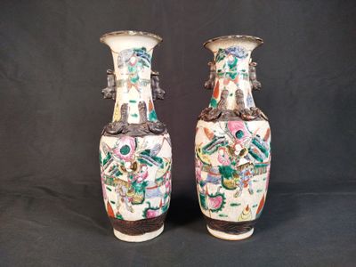 deux vases posés sur un fond noir