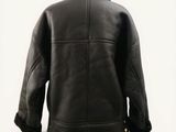 the back of a black leather jacket with a fur collar