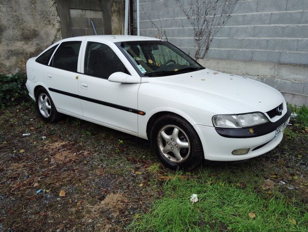 Véhicule particulier OPEL VECTRA 1.6 i 16V 101cv. Immatriculée 93...