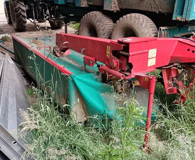 un camion-benne garé à côté d'un tas d'ordures