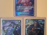 Quatre cartes différentes sont accrochées au mur d'une pièce.