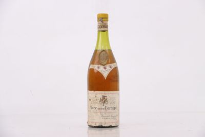 une vieille bouteille de vin posée sur une table