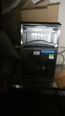 une photo d'un micro-ondes posé sur une table