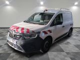 une photo d'une camionnette blanche ornée de bandes rouges et blanches