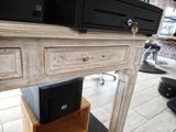 un téléviseur posé sur une table en bois