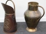 deux vases posés l'un à côté de l'autre sur le sol