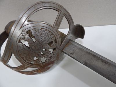 Epée, en métal, manche en bois, garde ouvragée (aigle tenant…