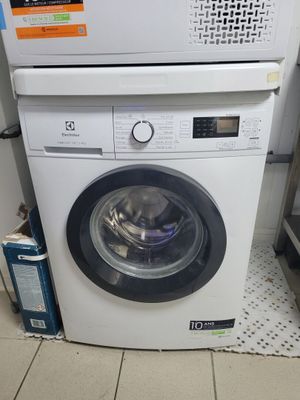 une machine à laver et un sèche-linge empilés l'un sur l'autre