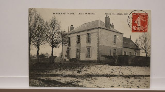 St Pierre le Bost : (Canton de Boussac). École et Mairie. B.E.