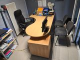 un bureau avec un ordinateur et une chaise dans une pièce