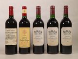 quatre bouteilles de vin rouge sont alignées sur une table