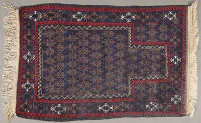un gros plan d'un tapis à franges posé sur une surface grise