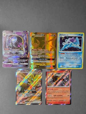 Plusieurs cartes Pokémon différentes sont alignées sur une table