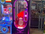 une machine garée sur le trottoir devant un immeuble