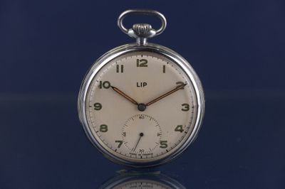 une montre de poche en argent posée sur une surface bleue