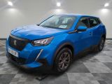 un 4x4 bleu garé sur un sol en damier dans un garage