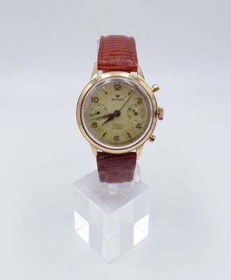 une photo d'une montre-bracelet en or avec un bracelet en cuir marron