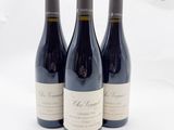 trois bouteilles de vin posées sur une surface blanche
