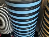 trois vases posés sur une table noire