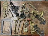 de nombreux objets anciens en laiton posés sur une table en bois