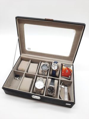 un étui noir contenant une montre