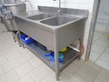 deux lavabos dans la salle de bains, avec une douche en arrière-plan