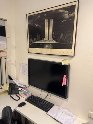 un bureau équipé d'un écran d'ordinateur et d'un clavier
