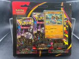 un gros plan sur deux paquets de cartes Pokémon posés sur une table