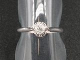 Gros plan sur une bague ornée d'un diamant