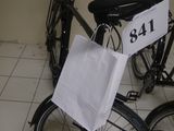 un vélo équipé d'un sac à l'arrière
