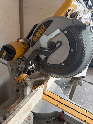 une scie circulaire utilisée pour couper un morceau de bois