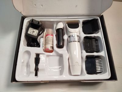 une boîte contenant un sèche-cheveux, des peignes et d'autres objets