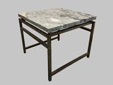 une image représentant une table avec un plateau en marbre sur fond gris