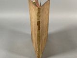 un petit vase en bois percé d'un trou