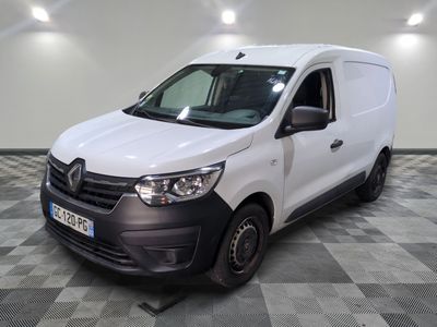 la camionnette blanche est garée sur le sol en damier d'une pièce
